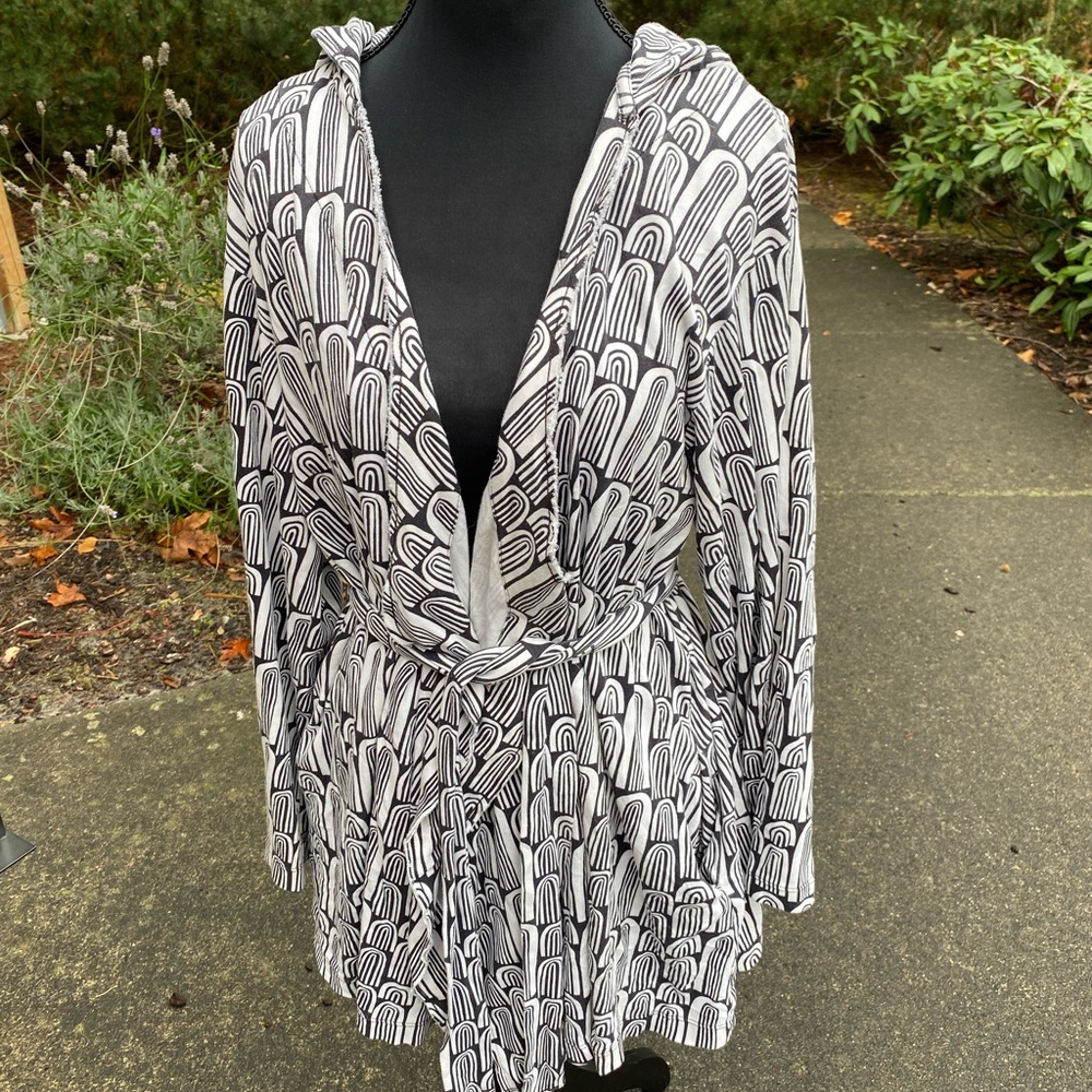 Kate Quinn Monochrome Geometric Robe
